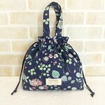 ボタニカル柄の巾着バッグ