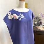 薄青紫　絹　桔梗色の草花柄　ブラウス　フレンチスリーブ　着物リメイク　108