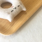 ちょっと風になびく白猫さんのドーナツコースター/耳の形選べます