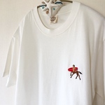赤いサーフボードを抱えるケンタウロスの手刺繍Tシャツ【オーガニックコットン】