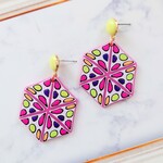 蛍光色の派手なピアス