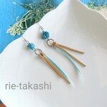 ターコイズとブルー羽と革ひもタッセルが揺れる夏ピアス