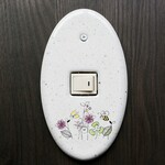スイッチカバー　楕円１つ口用（ハチとお花畑　白窯変）