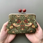 288.木玉親子がま口財布　いちご泥棒