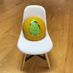 マメルリハインコの刺繍ブローチ（くるみボタン型グリーン）