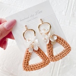 大ぶり white Flower×ラタン ピアス/イヤリング
