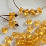 さざれな、蜂蜜ガラスチップビーズ。50個set3x6mm　蜂蜜トパーズ　チェコビーズ　グラスチップ　ミニマム