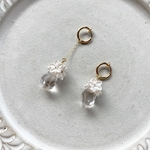 白いお花とラフロカットクリスタルのつまみ細工のイヤーアクセサリー