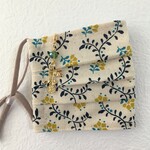 再2販⭐ プリーツマスク   プロヴァンス風花柄　黄花×生成り（マスクチャーム付き　ノーズワイヤー、フィルターポケット付きマスク　不織布マスクカバーにも）