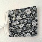 NEW⭐プリーツマスク   リバティ風レトロフラワー　ネイビー（マスクチャーム付き　ノーズワイヤー、フィルターポケット付きマスク　不織布マスクカバーにも）