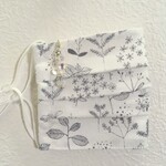 再6販⭐チャーム付き　プリーツマスク　ホワイト×グレー　北欧花柄（ノーズワイヤー、フィルターポケット付き、不織布マスクカバーにも）