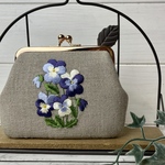 二つ折の札が入るビオラ刺繍のがま口　リネン