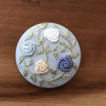 刺繍くるみボタン（ヘアゴム/ブローチ）
