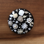 ビーズ刺繍くるみボタン（ヘアゴム/ブローチ）