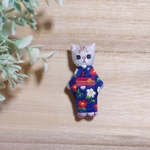 《7/18 18時〜販売》ネコの刺繍ブローチ 〜椿の浴衣〜
