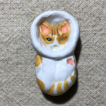 【ブローチ】仰向けカラー猫（片目猫チャイ子・カラー付）03【焼成粘土・手描き色付け・ピン２個付け】【タマチャイ】