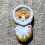 【ブローチ】仰向けカラー猫（片目猫チャイ子・カラー付）04【焼成粘土・手描き色付け・ピン２個付け】【タマチャイ】