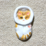 【マグネット】仰向けカラー猫（片目猫チャイ子・カラー付）02【焼成粘土・手描き色付け・マグネット２個付け】【タマチャイ】