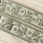 インド刺繍リボンᢂワントーンフラワー【カーキ】インド刺繍/刺繍リボン/リボン/シルクリボン/トリム/ブレード/ジャガードリボン/チロリアンテープ/レース/チュール