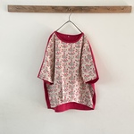 Sale。「赤い花」のブラウス。オリジナルテキスタイル。ブルー。