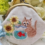手刺繍がま口「猫と金魚鉢」