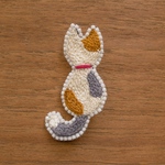 ねこの手刺繍ブローチ（三毛猫）