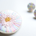 ＜Stella～遊び好きの星～＞刺繍ブローチ◎ミルクレインボー×ホワイト/虹白