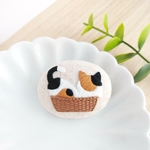 みっちり!かご猫さんのふっくら刺繍ブローチ(三毛猫さん)