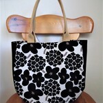 Ｒ様オーダー品＊北欧モノトーン花柄のマチ付きトートバッグ