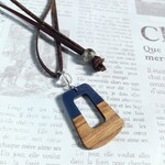 本革紐ブラウン×ウッド&アクリルネイビーのペンダントネックレス