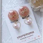 パールが揺れるサーモンピンクのイヤリング ピアス