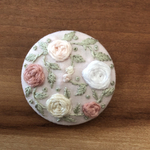 刺繍くるみボタン（ヘアゴム/ブローチ）
