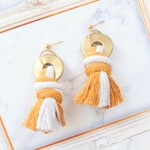 白×カラシ色のツートンロープタッセルピアス