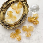 ベージュ【6個】高品質アクリルパーツ大ぶり 3弁花 穴有り 36×36mm