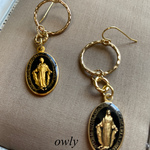 黒いメダイのピアス