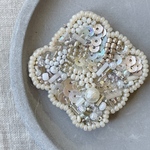 アイボリー　淡く柔らかい　ベージュ　ビーズ刺繍ブローチ