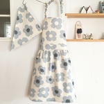 130～150☆着脱簡単☆モダンフラワー（ブルーグレー）の可愛いキッズ 子供エプロン２点セット☆korima.