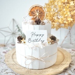 クレイケーキ　飾り付き　ウェルカムスペース　ホワイト×ベージュ×木の実　誕生日ケーキ　結婚式