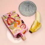 アイスバー(ストロベリー味)とバナナのひんやりセット♪　樹脂粘土　フェイクスイーツ　アイス　フルーツ　苺　イチゴ　バナナ　イヤリング　ピアス　ネックレス　バッグチャーム