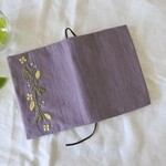 初夏の草花　手刺繍　文庫本　ブックカバー　ふじ色