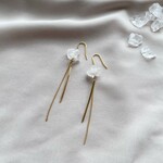 クリスタル　ラフロックとチェーンのピアス/イヤリング