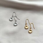 マットな歪みチャームのピアス/イヤリング