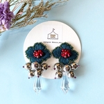 花の刺繍ピアス(イヤリング) ネイビー×レッド×シルバービーズ