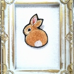 うさぎ刺繍のブローチ　茶色後ろ姿うさぎ