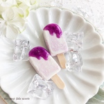ソースのかかったブルーベリーアイス(３種の仕上がりから選べます)(popsicle /スイーツデコ/フェイクスイーツ/フェイクフード/食品サンプル/ミニチュアフード)