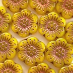 大きな、ワイルドフラワー。3個set18㎜　オパールイエロー×ブロンズ　チェコビーズ　プレス　フラワー　プラム　花