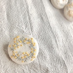 “ミモザ”  ほっこり刺繍　ブローチ・ヘアゴム