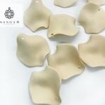 再入荷！【ap-15】花びら　ペタルチャーム マット ベージュ★８個★ お花 ひらひら 素材 材料 ビーズ パールアクセサリー パーツ