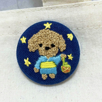 【送料無料】刺繍　くるみボタン　ブローチ　トイプードル　夏祭り