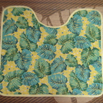 モンステラのリーフ柄～ハワイアンテイストのトイレマット　（５４✖６１）